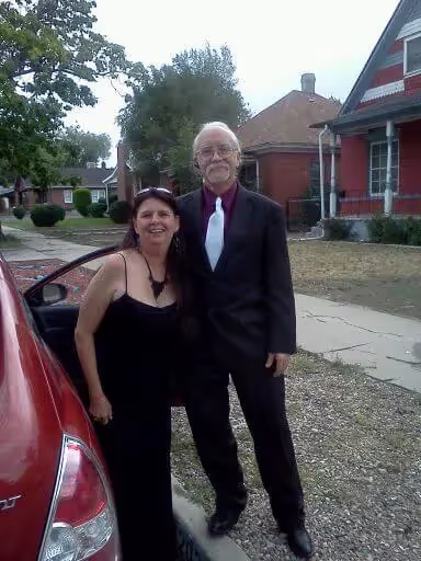 Pat arriving at banquet in nice suit.